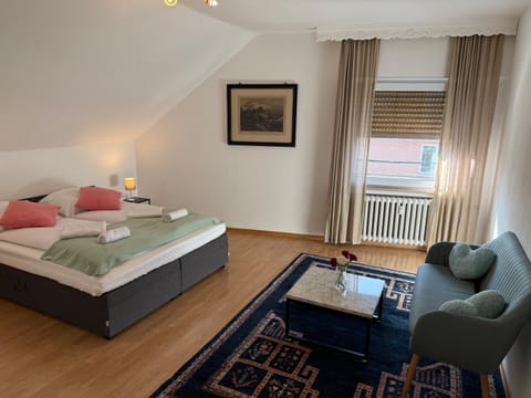 Bed, Photo of the whole room, Seating area, Bedroom, internet, towels