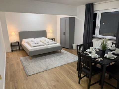 Bed, Photo of the whole room, Seating area, Dining area, Bedroom