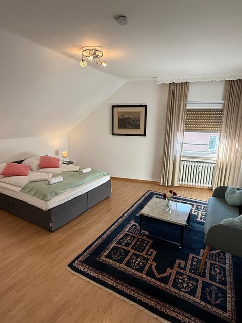 Bed, Photo of the whole room, Seating area