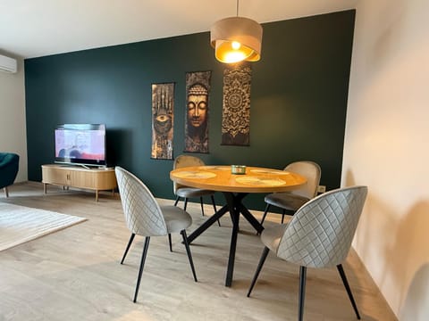 Communal lounge/ TV room, TV and multimedia, Living room, Dining area, Evening entertainment