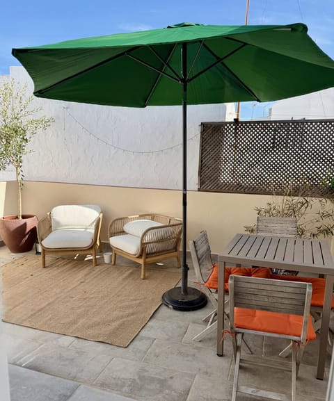 Balcony/Terrace, Lounge or bar, Dining area, Sunrise, Quiet street view, Inner courtyard view