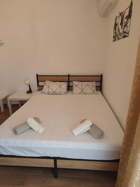 Bed, Bedroom, towels