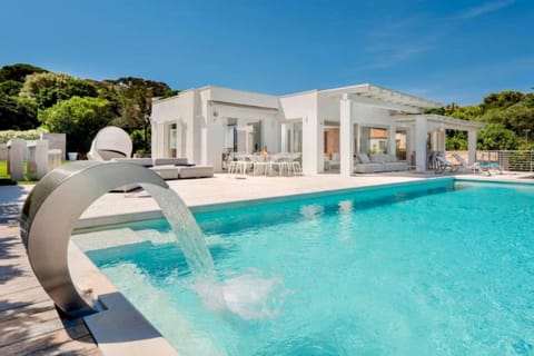 Property building, Patio, Day, Pool view, Swimming pool, sunbed