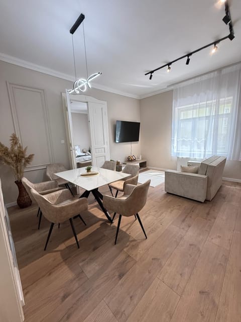 TV and multimedia, Living room, Dining area