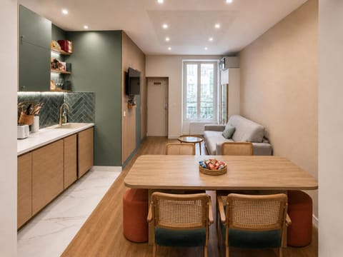 Kitchen or kitchenette, Living room, Seating area, Dining area
