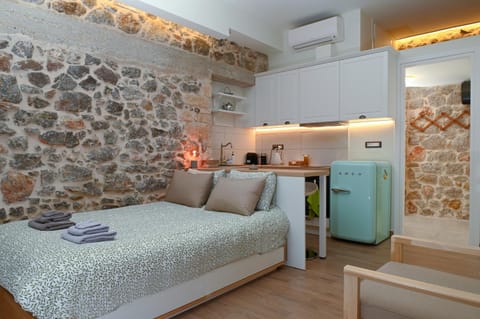 Bedroom, kitchen