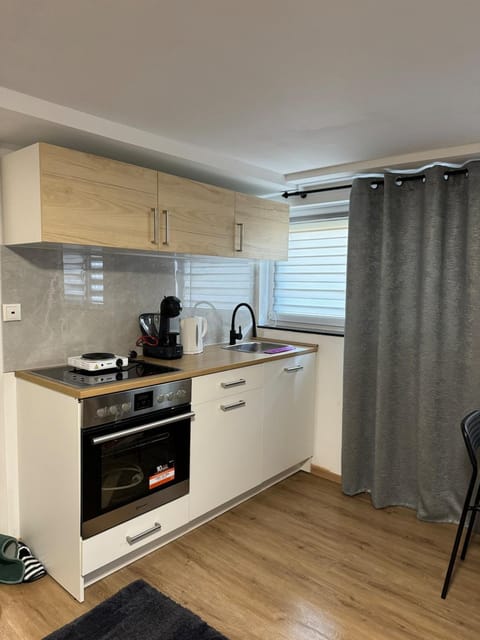 Coffee/tea facilities, Kitchen or kitchenette, minibar, oven, stove, toaster