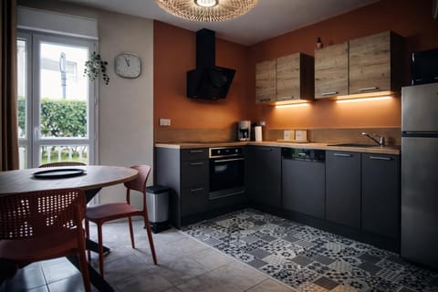Coffee/tea facilities, dishwasher, microwave, oven, stove, toaster, kitchen