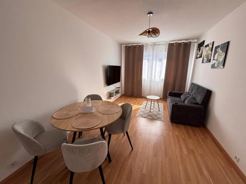 TV and multimedia, Living room, Evening entertainment