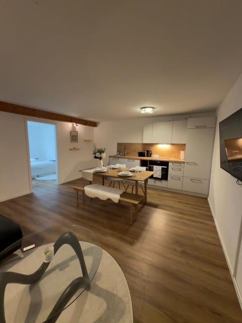 Communal lounge/ TV room, Kitchen or kitchenette, Living room, Seating area, Dining area, stove
