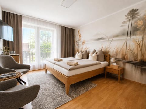 Bed, TV and multimedia, Photo of the whole room, Seating area, Bedroom