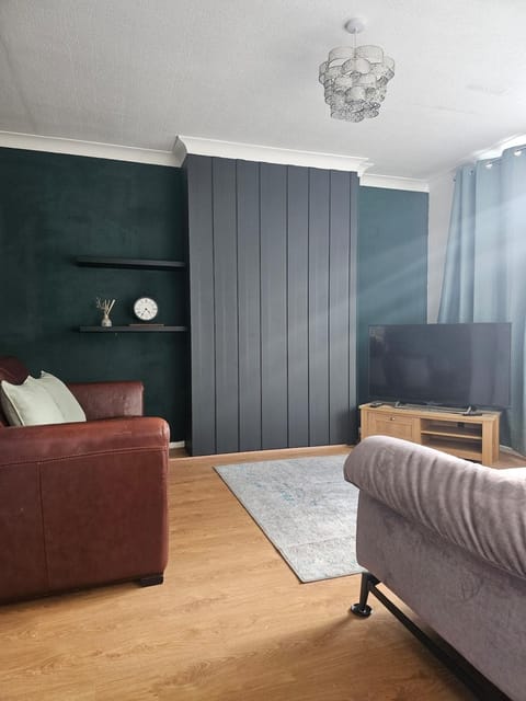 Communal lounge/ TV room, TV and multimedia, Living room, Seating area, Evening entertainment