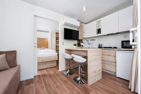 Kitchen or kitchenette, air conditioner