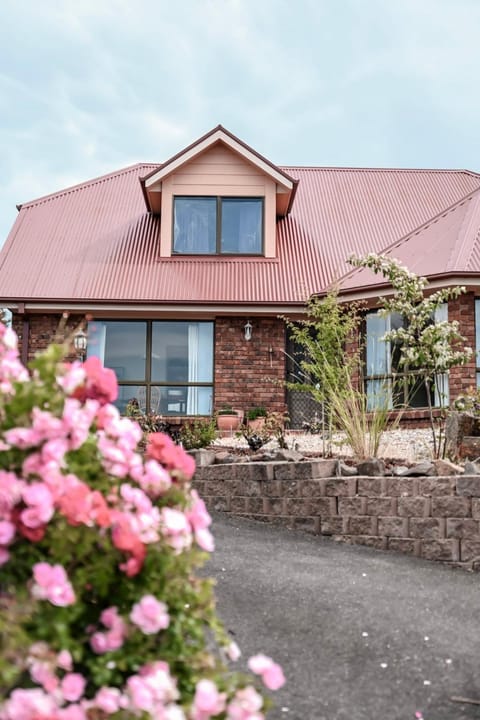 Maple Views - Charming Home with Coastal Views House in Ulverstone