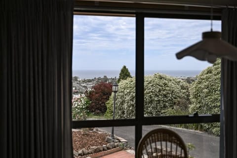 Maple Views - Charming Home with Coastal Views House in Ulverstone