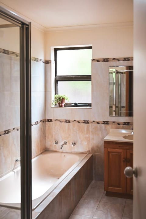 Maple Views - Charming Home with Coastal Views House in Ulverstone