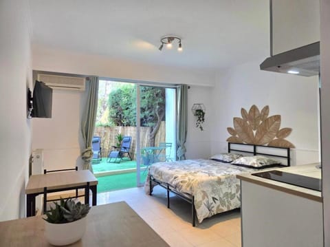 Bed, Garden, TV and multimedia, Living room, Photo of the whole room, Seating area, Dining area, Bedroom, Garden view