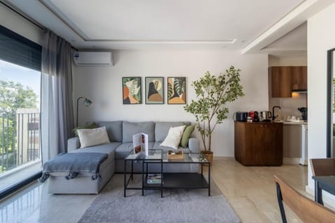 Communal lounge/ TV room, TV and multimedia, Coffee/tea facilities, Balcony/Terrace, Balcony/Terrace, Kitchen or kitchenette, Living room, Decorative detail, Decorative detail, Seating area, Dining area, air conditioner