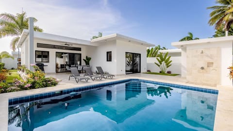 Shower, Patio, Garden, Swimming pool, sunbed