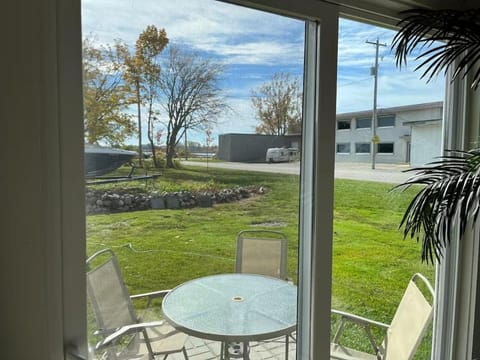 Cozy cabin by the lake Cabin in Spring Lake