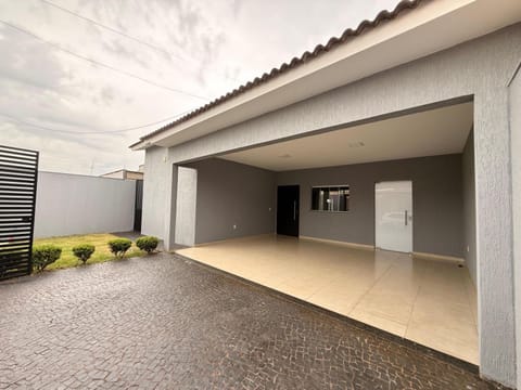 Property building, Nearby landmark, Restaurant/places to eat, BBQ facilities, Garden, Living room, Fitness centre/facilities, Seating area, Bedroom, Supermarket/grocery shop, Parking, ATM, hair dresser, wardrobe, laundry, laundry, washing machine, air conditioner
