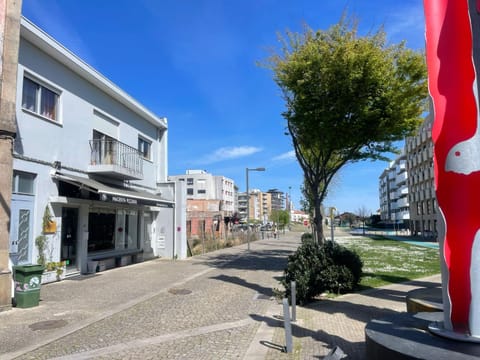 Restaurant/places to eat, Activities, Food and drinks, Area and facilities, Location, acessibility