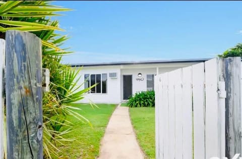 Property building, Garden, Garden view, Parking