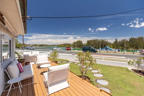 Day, Neighbourhood, Natural landscape, Living room, Seating area, Parking