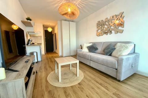 TV and multimedia, Kitchen or kitchenette, Living room, Seating area