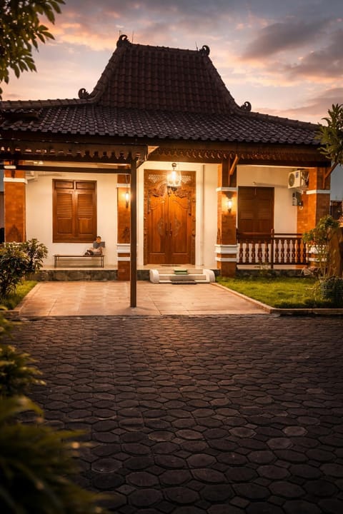 Property building, Day, Garden view, Parking