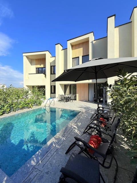 Property building, Swimming pool