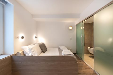 Bedroom, towels