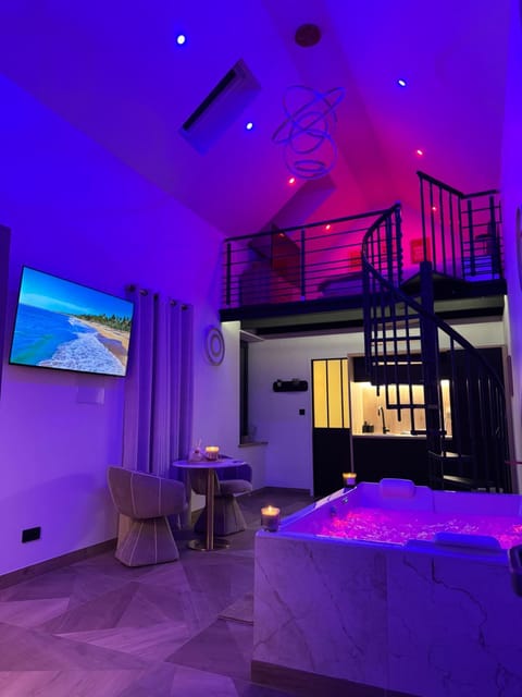 Hot Tub, Living room, kitchen