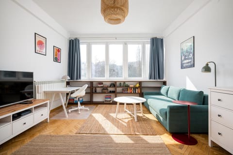 Communal lounge/ TV room, TV and multimedia, Living room, Seating area, Evening entertainment