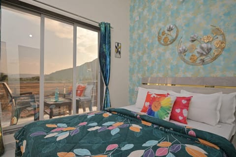 Bed, Natural landscape, View (from property/room), Balcony/Terrace, Living room, Photo of the whole room, Seating area, Dining area, Bedroom, Mountain view