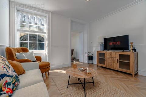 TV and multimedia, Kitchen or kitchenette, Living room, Seating area