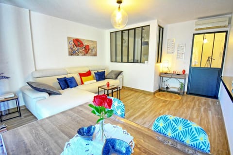 Bed, Living room