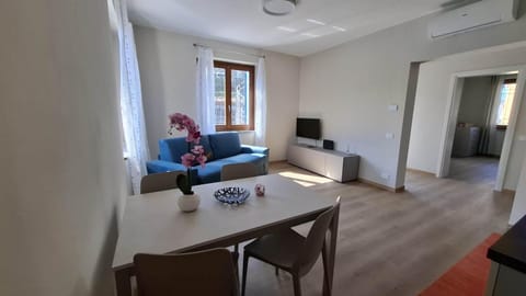 Bed, TV and multimedia, Living room, Seating area