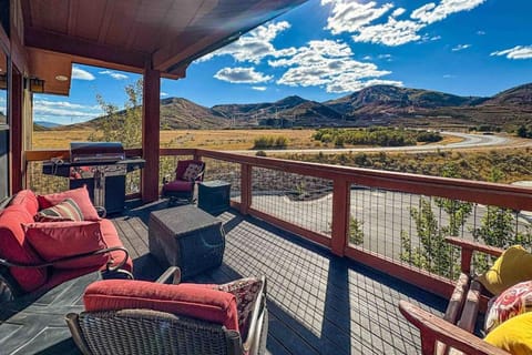 Luxurious & Conveniently Located Condo with spectacular Deer Vally Views House in Jordanelle Reservoir