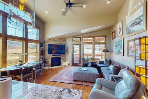 Luxurious & Conveniently Located Condo with spectacular Deer Vally Views House in Jordanelle Reservoir