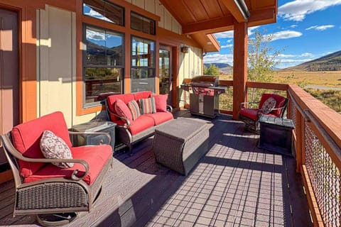 Luxurious & Conveniently Located Condo with spectacular Deer Vally Views House in Jordanelle Reservoir