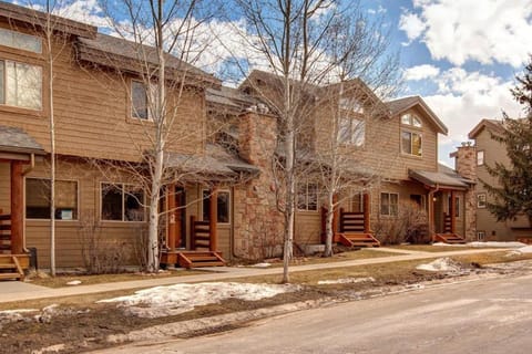 Bear Hollow Village-Updated Home with Hot Tub Fitness Center & Pool Access House in Snyderville