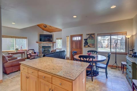 Comfortable Family Home with Private Hot Tub - Community Pool & Gym House in Snyderville