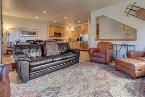 Comfortable Family Home with Private Hot Tub - Community Pool & Gym House in Snyderville