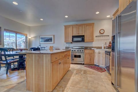 Comfortable Family Home with Private Hot Tub - Community Pool & Gym House in Snyderville