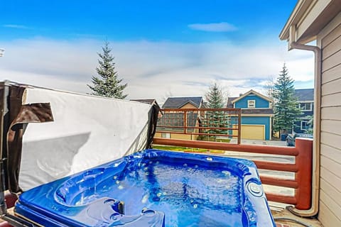 Spacious Townhouse with Private Hot Tub & Shared Pool -- Near Ski Resort House in Snyderville