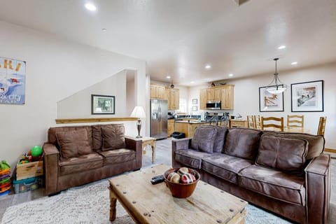 Spacious Townhouse with Private Hot Tub & Shared Pool -- Near Ski Resort House in Snyderville
