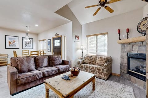 Spacious Townhouse with Private Hot Tub & Shared Pool -- Near Ski Resort House in Snyderville