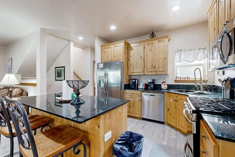 Spacious Townhouse with Private Hot Tub & Shared Pool -- Near Ski Resort House in Snyderville