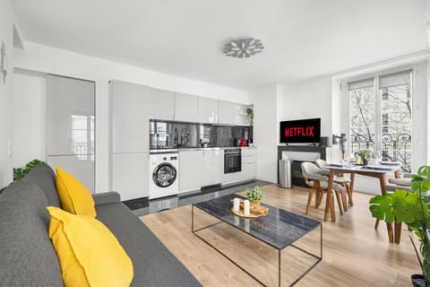 TV and multimedia, Kitchen or kitchenette, Living room, Seating area, Dining area, oven